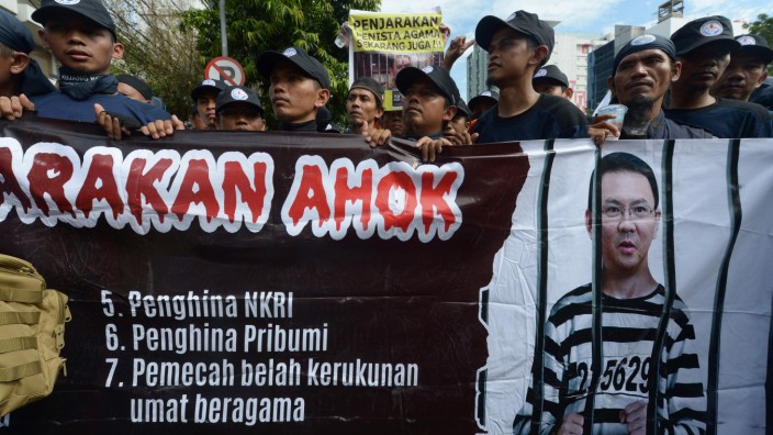 Indonesien: Orchestrierte Empörung: Muslimische Demonstranten fordern eine Gefängnisstrafe für den Gouverneur der indonesischen Hauptstadt.