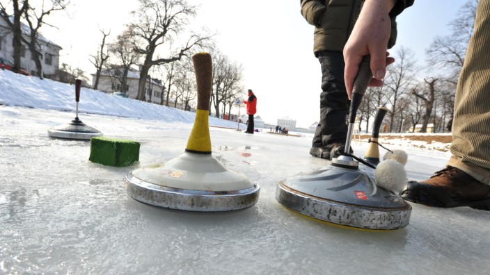 Tipps fürs Wochenende: Eisstockschießen - ein Sport für alte Herren? Längst nicht mehr. Im Stadtgebiet gibt es einige Anlaufstellen, wo es sogar bei milderen Temperaturen möglich ist.