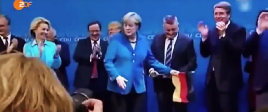 Politiker-Videos: Merkel nimmt Gröhe bei der CDU-Wahlparty 2013 die Fahne weg: Die Szenen dieses Abends haben in den sozialen Netzwerken ein Eigenleben entwickelt.