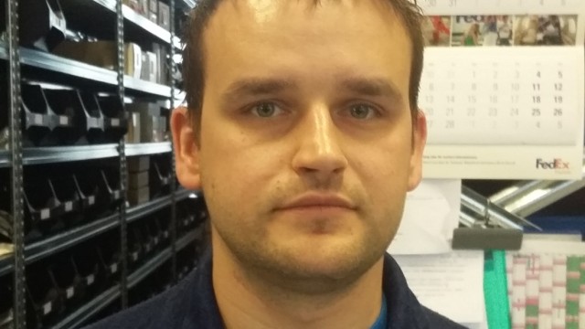 Taufkirchen: Lukasz Borowiak, 32, hat Maurer gelernt. Nun macht der junge Pole eine Ausbildung zum Lagerlogistiker. Bisher hatte er in Deutschland vor allem als Paketbote gearbeitet.