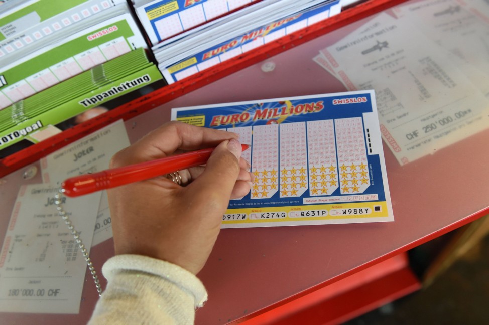 Zuerich 14 8 2014 Eine Frau fuellt einen Euro Millions Lottoschein aus Der Jackpot im Schweizer L
