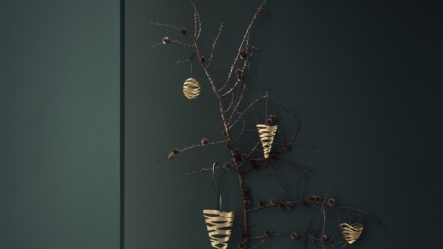 Weihnachten: Die dänische Firma Stelton etwa stylt ihren Ast mit gebürstetem Messing und weißem Porzellan.
