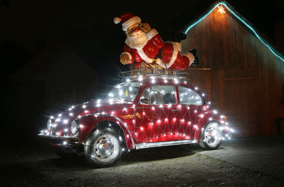 Weihnachtlich dekorierter VW Käfer