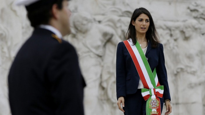 Italien: Wie lange hält die Protestbewegung Fünf Sterne noch an ihr fest? Vielen Römern ist das Lächeln über Bürgermeisterin Raggi schon vergangen.