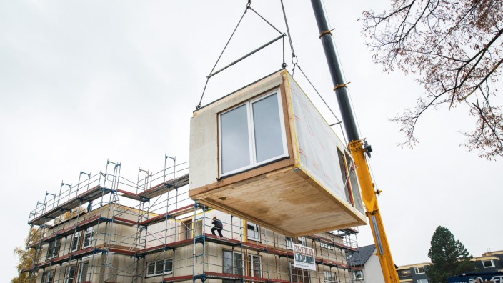 Wohnungsbau: Fliegendes Wohnzimmer: Vier Tage lang hat dieser Kran in Bochum-Hofstede Module aufeinander gestapelt, jetzt ist das neue Mietshaus von Vonovia fertig.