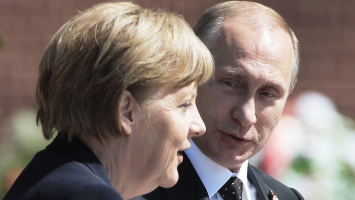 MOSCOW RUSSIA MAY 10 2015 Russia s President Vladimir Putin L and Germany s Chancellor Angela