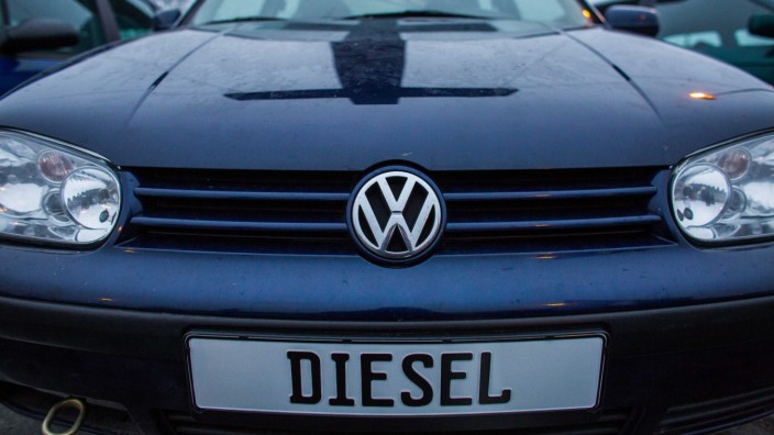 Greenpeace stellt Kreuz vor Volkswagen-Werk auf