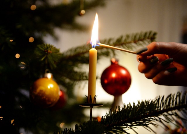 Kerze an Weihnachtsbaum