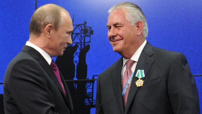 Rex Tillerson: Wladimir Putin (links) hat Rex Tillerson den Orden der Freundschaft verliehen.