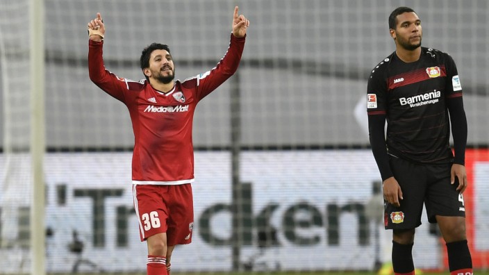 Bundesliga: Almog Cohen feiert sein Tor zum 2:1, Jonathan Tah ist bedient.