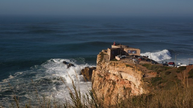Surf-Unfall: Der "Nazaré Canyon" trifft in Portugal auf die Küste. Er ist fünf Kilometer tief und 170 Kilometer lang. Und er führt dazu, dass sich Wellen besonders hoch auftürmen.