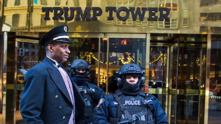 Neben dem Trump Tower: Schwerbewaffnete Polizisten bewachen am Eingang des Trump Towers auf der Fifth Avenue den künftigen amerikanischen Präsidenten.