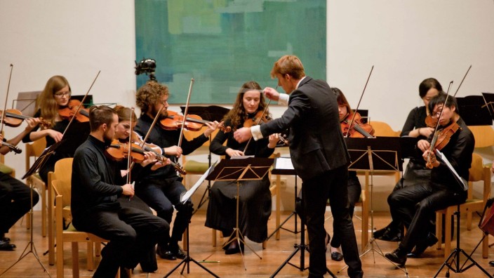 Zorneding: Junge Gesichter im Zornedinger Martinstadl, auf der Bühne und im Publikum: Die Munich Classical Players wollen die Jugend mitreißen.