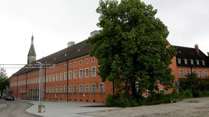 Zusätzliche Büros sind nötig: Der Landkreis Freising kauft der Stadt Freising das ehenalige Stabsgebäude der Steinkaserne ab.