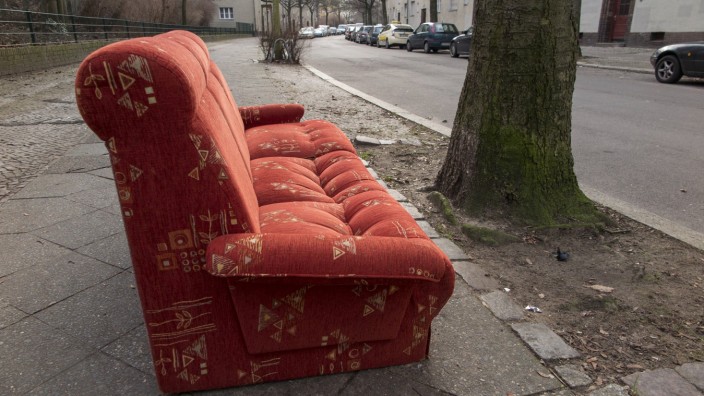 Ein auf dem Gehweg abgestelltes rotes Sofa in der Steegerstraße in Berlin Wedding Eine Couch auf de