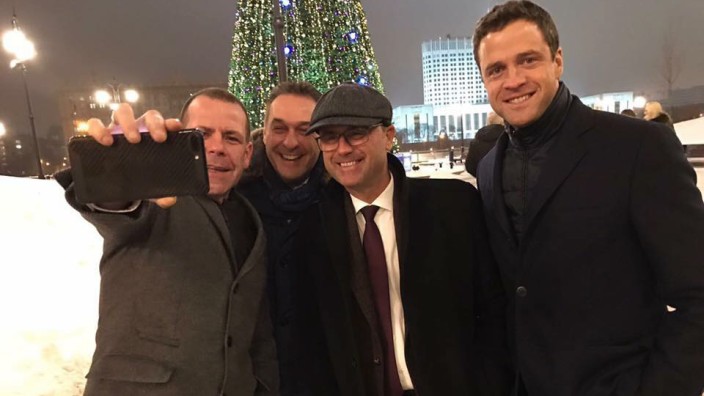 Österreich: Bitte recht freundlich: Schnee und Kälte konnten den FPÖ-Granden Harald Vilimsky, Heinz-Christian Strache, Norbert Hofer und Johann Gudenus (v.l.) den Spaß beim Moskau-Besuch nicht verderben.
