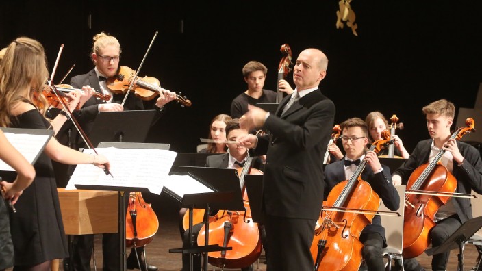 Bombastisches "Gloria!": Sebastian Brand dirigiert hier das Camerloher-Orchester bei Vivaldis Concerto in C-Dur mit Magdalena Hehnen an der Solovioline.