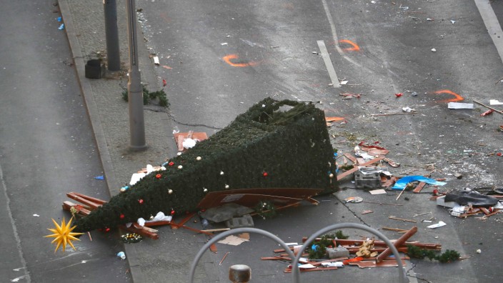Presseschau zum Anschlag in Berlin: Der umgestürzte Weihnachtsbaum vom Weihnachtsmarkt auf dem Breitscheidplatz - ein bleibendes Bild des Anschlags