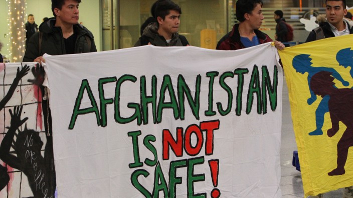 Abgelehnte Asylbewerber: Protest gegen Abschiebung nach Afghanistan Mitte Dezember: In anderen Fällen scheitert sie an fehlenden Papieren, so wie bei Anis Amri.