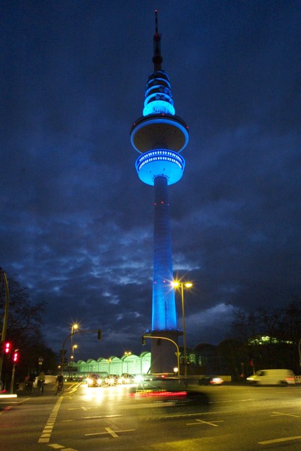Hamburger Fernsehturm blau beleuchtet
