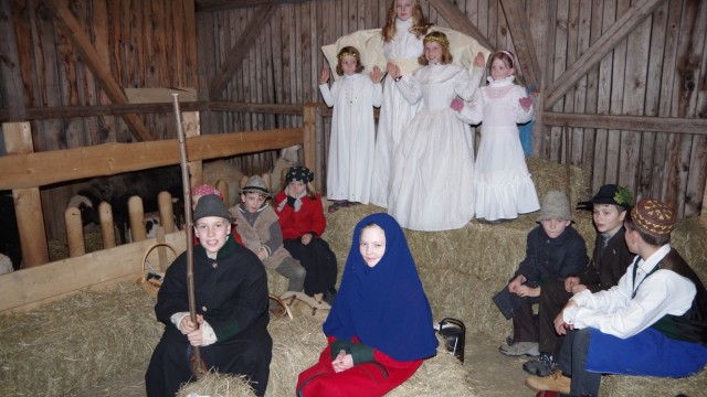 Münsing: Engel und Hirten, Maria und Josef - die Kinder spielen und singen die Weihnachtsgeschichte. Auch lebende Tiere sind bei der Schmidschen Krippe dabei.