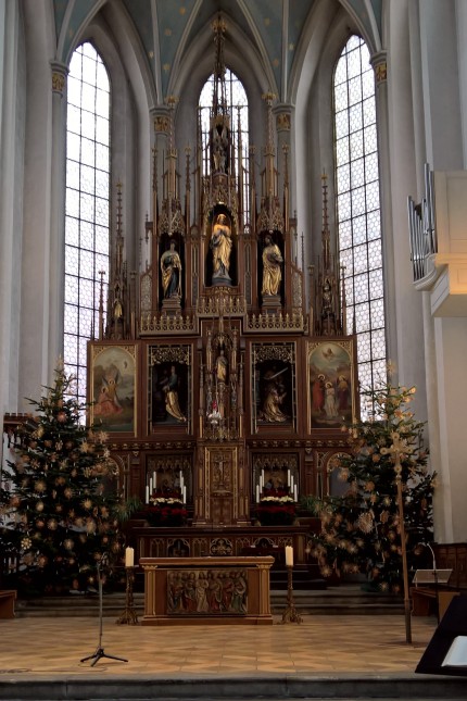 Pfarrer haben viel zu tun: Der Altar in der Kirche Sankt Johannes in Erding zur Weihnachtszeit.
