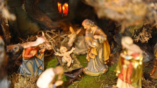 Pfarrer haben viel zu tun: Weihnachten ist das Fest der Geburt Christi. In den Krippen - wie hier von Heinz Neugebauer - wird eine Schilderung aus dem Lukasevangelium gezeigt.
