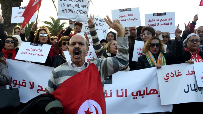 Tunesien: "Wir werden alle vom Terrorismus bedroht", steht auf Arabisch auf den Plakaten dieser Demonstranten.