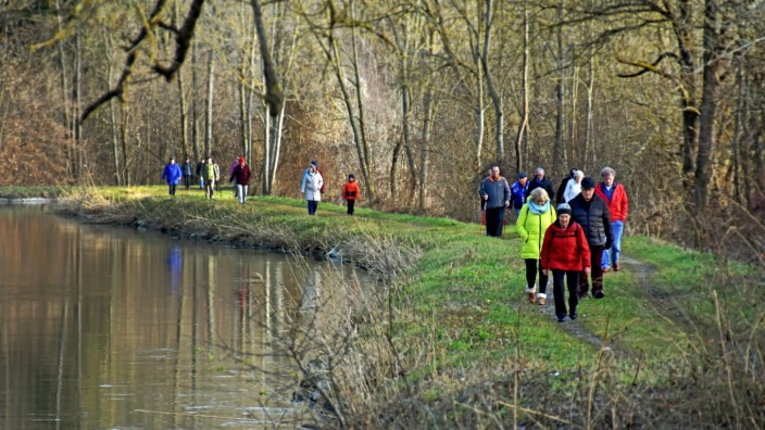 Bewegung an Weihnachten: Über wahlweise fünf oder zehn Kilometer führte der Olchinger Winterwandertag die Teilnehmer auf Wegen entlang der Amper.