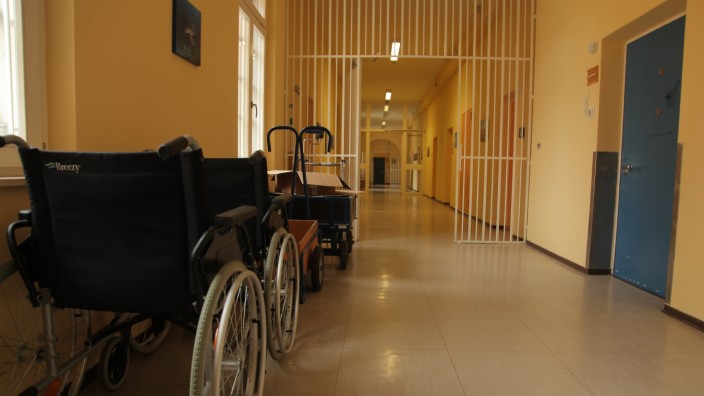 Justizvollzug: Rollstühle in der JVA Straubing. Die Zahl der Senioren hinter Gittern hat sich in den vergangenen Jahren verdoppelt.