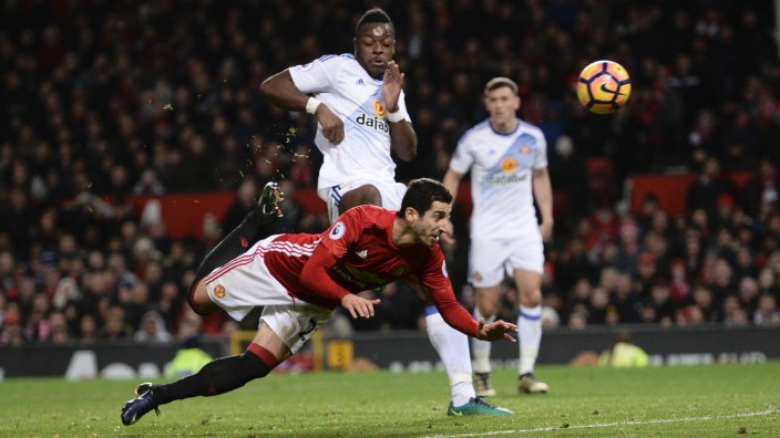 Fußball in England: Für Genießer: Uniteds Henrikh Mkhitaryan erzielt das 3:0 für Manchester gegen Sunderland auf außergewöhnliche Weise.