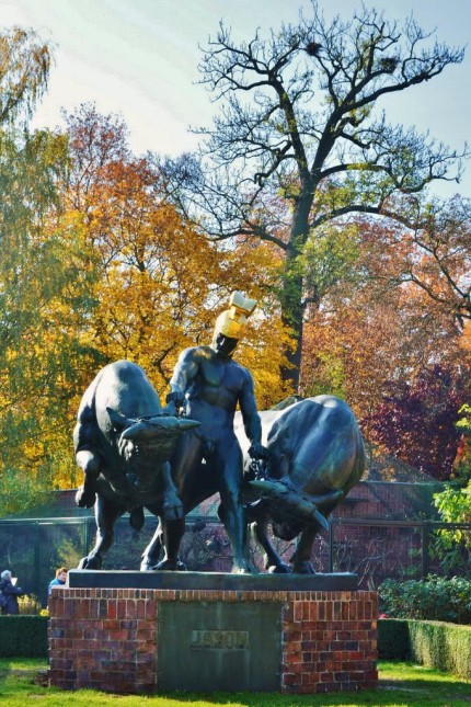 Eigentum: Die Zoo-Skulptur, in welcher Jason mit den Stieren des König Aietes ringt, wurde erst kürzlich für mehrere Zehntausend Euro restauriert.