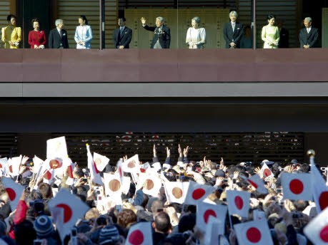 Zehntausende grüßen Japans Kaiserfamilie zu Neujahr; dpa
