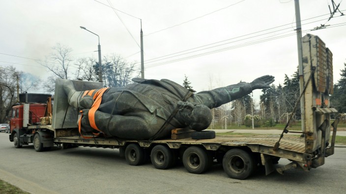Ukraine: Good Bye, Lenin - hier in Saporischschja: eine abgebrochene Statue des Revolutionärs beim Abtransport im März 2016