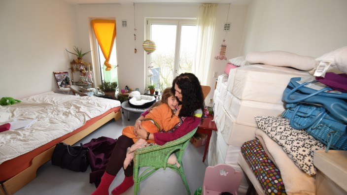Wohnen in München: Zusammen mit ihrer fünfjährigen Tochter Anisha lebt Sabine Dahmer nun schon seit mehr als einem Jahr in einem Clearinghaus.