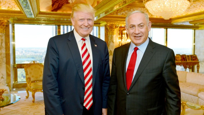 FILE PHOTO - Israeli Prime Minister Benjamin Netanyahu stands next to Republican U.S. presidential candidate Donald Trump during their meeting in New York