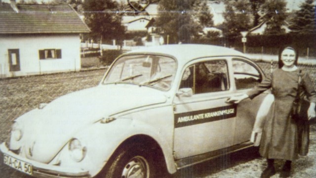 Ordensschwester: So kannten sie viele Tutzinger - im Einsatz für Bedürftige mit ihrem Dienstwagen, einem VW Käfer.