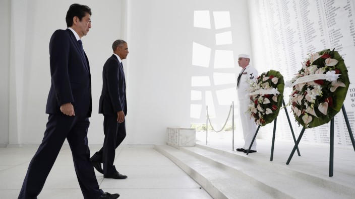 Weltkriegs-Gedenken: Japans Premier Shinzo Abe (links im Bild) und US-Präsident Barack Obama bei einer Kranzniederlegung in der Gedenkstätte von Pearl Harbor.