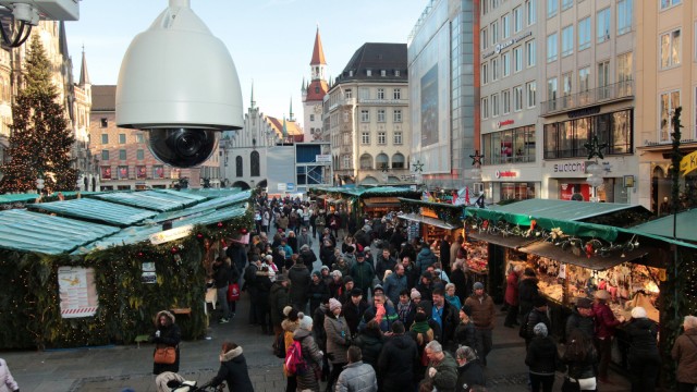 zusätzlich installierte Video Überwachungskamera auf dem Marienplatz in München anlässlich des Weihn
