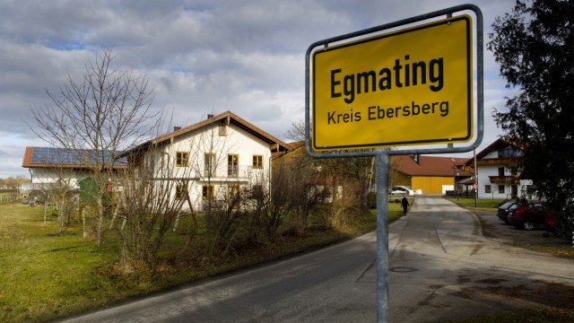 Egmating, Bauernhof in Ortschaft.