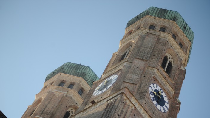Münchner Frauenkirche: Vom Münchner Liebfrauendom mit den charakteristischen Zwillingstürmen werden zahlreiche Sagen und Legenden erzählt.