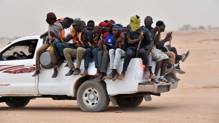 Migrationspolitik: Viel Hoffnung, wenig Gepäck: Migranten nahe der nigrischen Stadt Agadez auf dem Weg nach Norden.