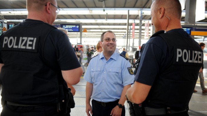 Seelsorge: Pater Gabriel ist häufig bei den Bundespolizisten am Münchner Hauptbahnhof.