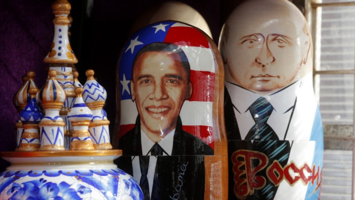 Nach US-Sanktionen: Nur als Matroschka-Figuren stehen Barack Obama und Wladimir Putin noch so gelassen nebeneinander wie hier in St. Petersburg.