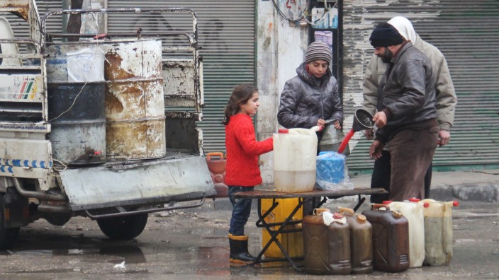 Syrien: Brüchige Feuerpause: Benzin-Verkäufer auf offener Straße in Idlib.