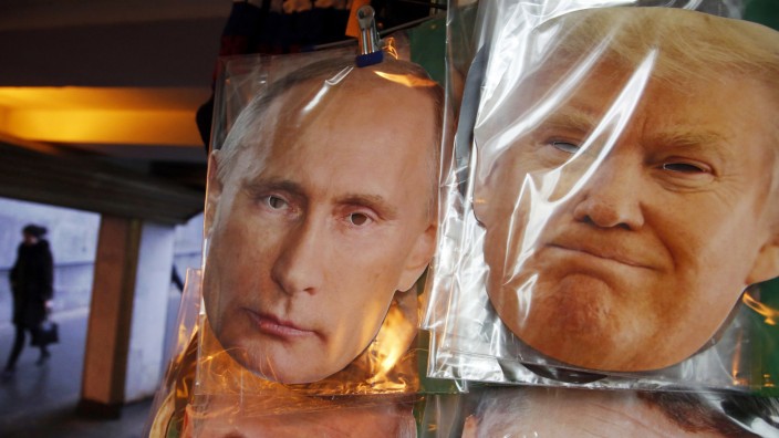Donald Trump: Gesichtsmasken zum Verkauf: Vor einem Souvenirshop in St. Petersburg hängen Abbilder von Präsident Wladimir Putin und dem künftigen US-Präsidenten Donald Trump.