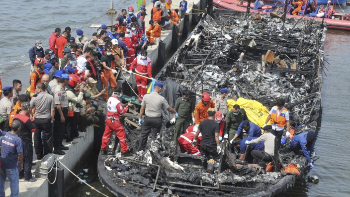Indonesien: Augenzeugen berichten, dass aus dem Maschinenraum des Bootes kurz nach dem Ablegen in Jakarta Rauch aufsteigt.