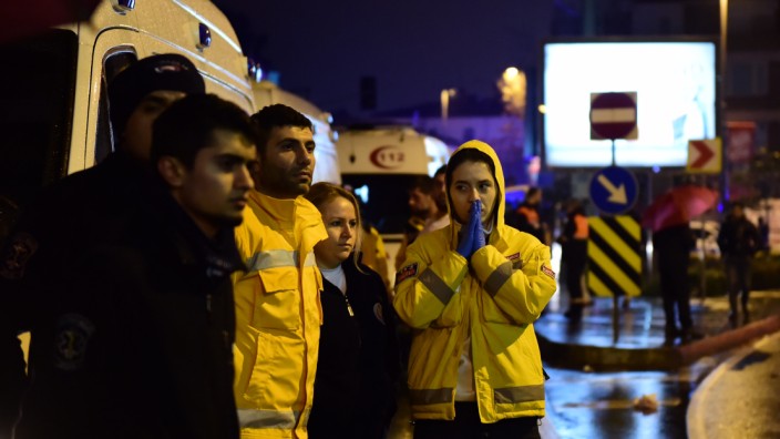 Terror: Fassungslosigkeit bei den Ersthelfern: Der Anschlag auf den beliebten Nachtklub in Istanbul schockiert die Bewohner der Metropole.