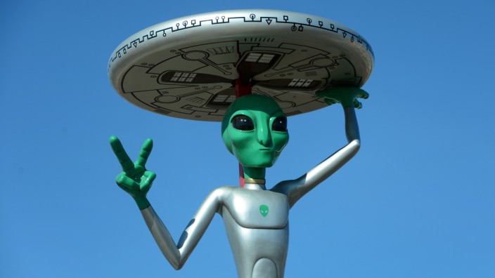 Verschwörungstheorien: Ein echtes Kunststoff-Alien samt Untertassen-Hut auf einem kalifornischen Parkplatz.