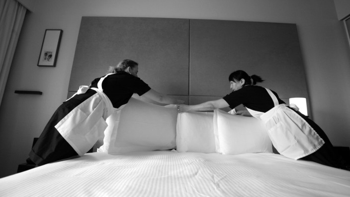 2007: Hotel Hyatt am Potsdamer Platz: Die Hotelangestellte Munkhjargal Gad (rechts im Bild) und eine Kollegin reinigen das Zimmer und machen das Bett eines Gastes. Die Decken sind zwei achtzig mal drei Meter groß, Frau Gad ist einsvierundsechzig.